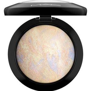 MAC Mineralize Skinfinish in Lightscapade